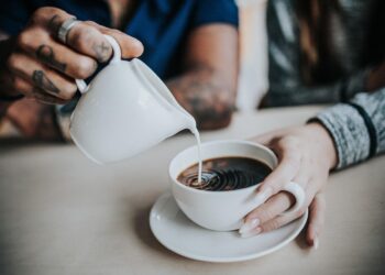 Un café con leche podría tener efectos antiinflamatorios, según estudio