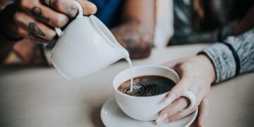 Un café con leche podría tener efectos antiinflamatorios, según estudio