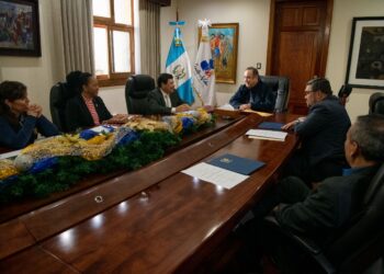 Analizan comportamiento de precios de combustibles