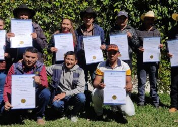 Vecinos de Mataquescuintla reciben certificación como expertos en caficultura