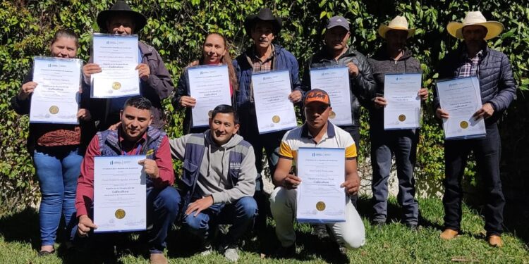 Vecinos de Mataquescuintla reciben certificación como expertos en caficultura