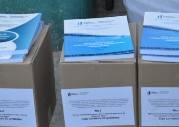 Docentes de Sacatepéquez reciben material para educación en modalidades flexibles