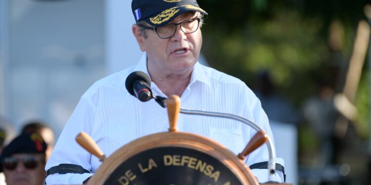 Presidente destaca función de fuerzas de mar del Ejército de Guatemala
