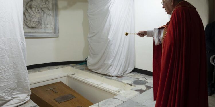 Papa emérito Benedicto XVI reposa en la cripta vaticana