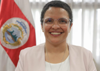 Fedefut presenta a la nueva entrenadora de la selección femenina de futbol