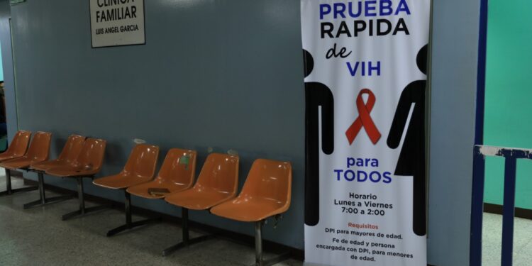 Salud reitera compromiso de brindar atención integral a personas con VIH