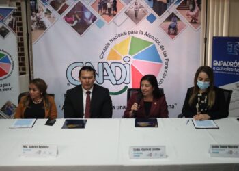 Conferencia de prensa entre autoridades de TSE y CONADI.