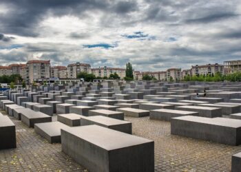 Rinden homenaje a víctimas del Holocausto