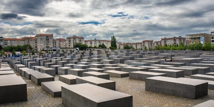 Rinden homenaje a víctimas del Holocausto
