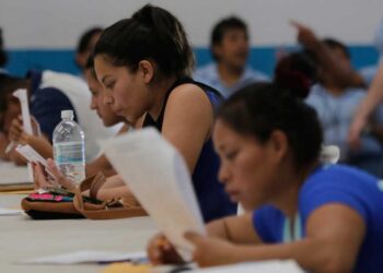 Guatemaltecos buscan fortalecer sus conocimientos para optar por un mejor empleo. /Foto: DCA