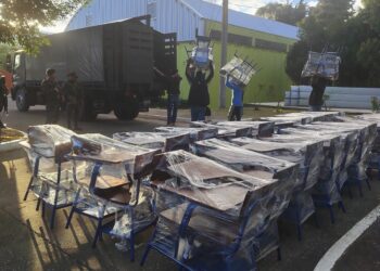 El Ejército a través de 17 camiones continúo la entrega de escritorios a nivel departamental.