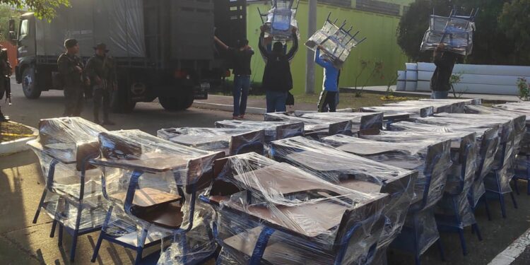 El Ejército a través de 17 camiones continúo la entrega de escritorios a nivel departamental.