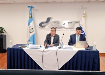 El Superintendente y el Intendente de fiscalización, durante la conferencia de prensa.