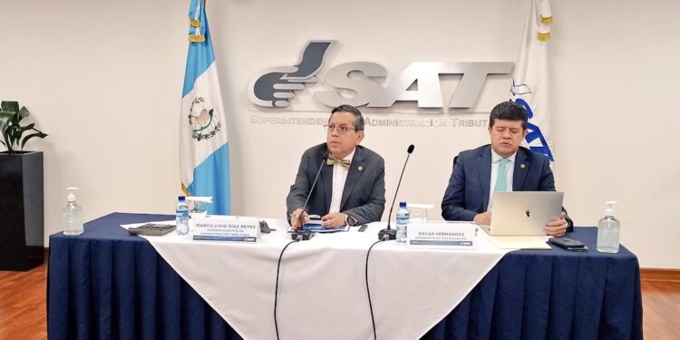 El Superintendente y el Intendente de fiscalización, durante la conferencia de prensa.