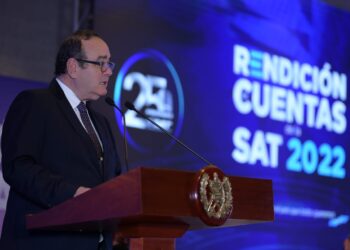 El presidente Alejandro Giammattei en rendición de cuentas de la SAT.