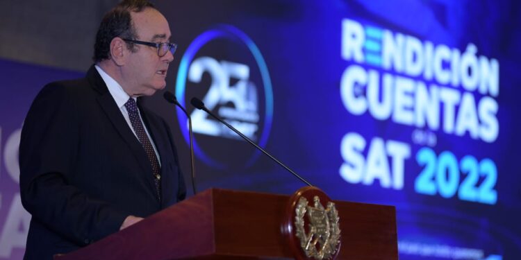 El presidente Alejandro Giammattei en rendición de cuentas de la SAT.