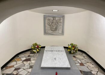 Tumba de Benedicto XVI ya puede ser visitada en la cripta vaticana