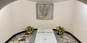 Tumba de Benedicto XVI ya puede ser visitada en la cripta vaticana