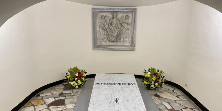 Tumba de Benedicto XVI ya puede ser visitada en la cripta vaticana
