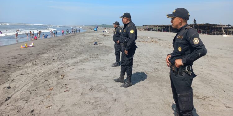 Elementos policiales asisten a visitantes en destinos turísticos