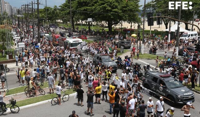 Féretro de Pelé llega al cementerio para su entierro