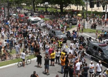 Féretro de Pelé llega al cementerio para su entierro