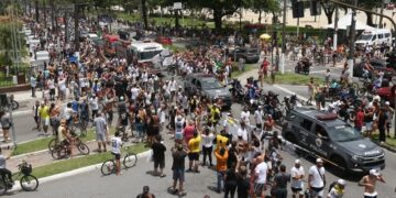 Féretro de Pelé llega al cementerio para su entierro