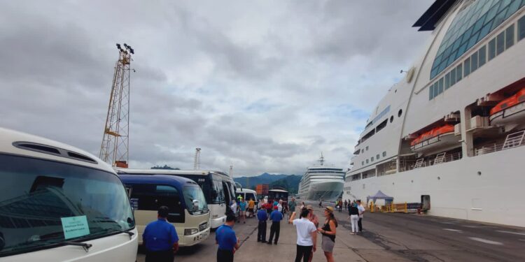 Dos cruceros de turistas arriban al puerto Santo Tomás de Castilla