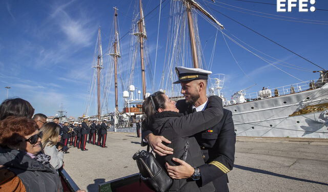 Buque escuela Elcano de la Armada española pone rumbo a América