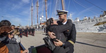 Buque escuela Elcano de la Armada española pone rumbo a América