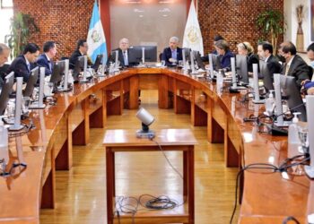 Instituciones se reúnen ante próxima visita de calificadora de riesgo