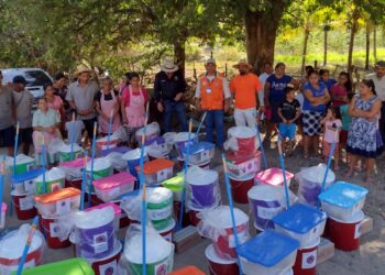 Conred entrega ayuda humanitaria a familias afectadas del país
