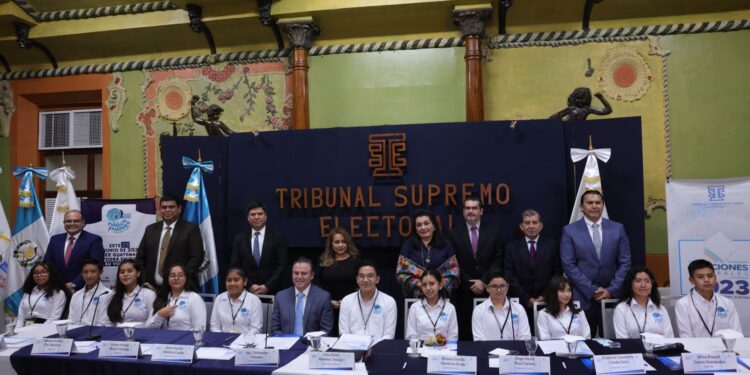 Juramentan a integrantes del TSE Infantil para las elecciones 2023