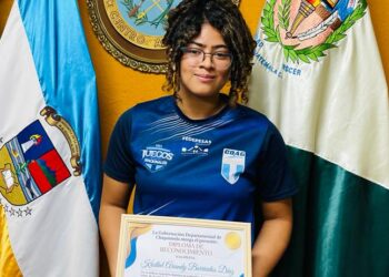 Atleta destacada en el levantamiento de pesas recibe reconocimiento