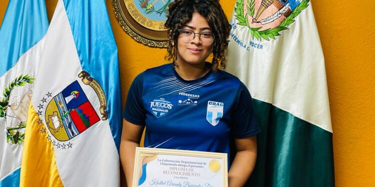 Atleta destacada en el levantamiento de pesas recibe reconocimiento