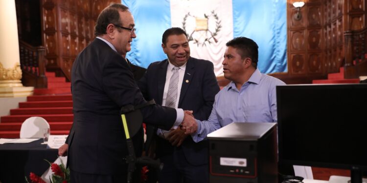 Más de 3 mil 600 estudiantes serán beneficiados con equipo de cómputo