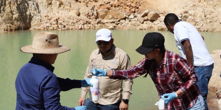 Viceministerio del Agua toma muestras en laguna que se formó en Cerro Gordo