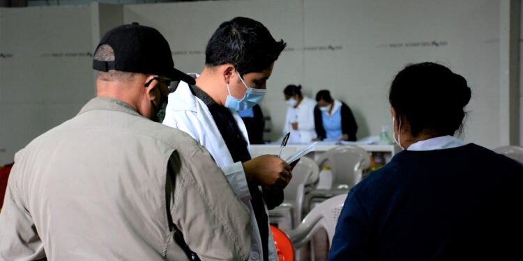 Instan a población con síntomas pos-COVID a recibir atención médica