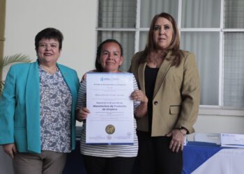 Mujeres se certifican en manufactura de productos de limpieza