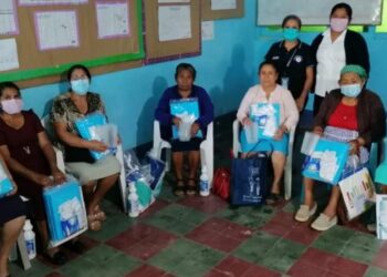 Kits de material médico quirúrgico refuerzan labor de comadronas en Poptún