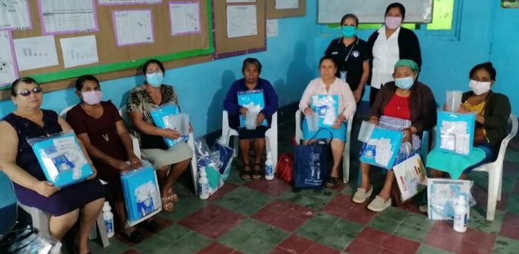 Kits de material médico quirúrgico refuerzan labor de comadronas en Poptún