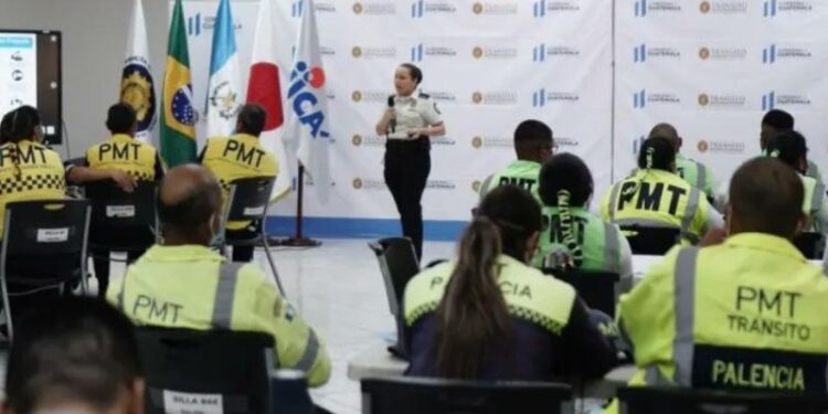 Capacitan a policías de tránsito de tres comunidades