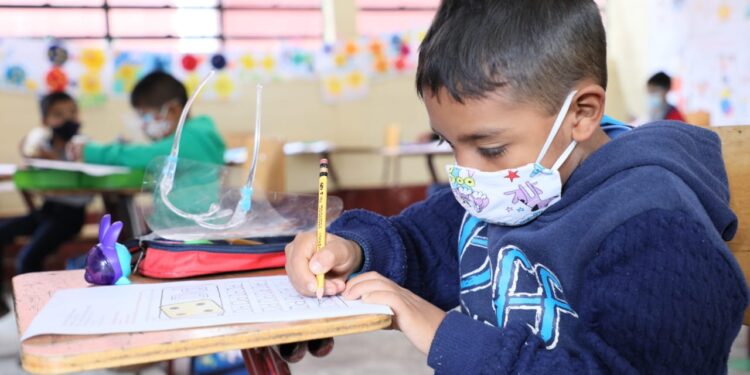 Estudiantes han recibido materiales para fortalecer su aprendizaje. /Foto: Mineduc
