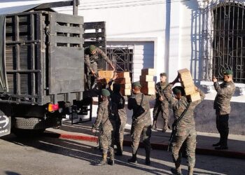 Personal militar apoyó en el traslado de alimentos para adultos mayores. /Foto: Sosep