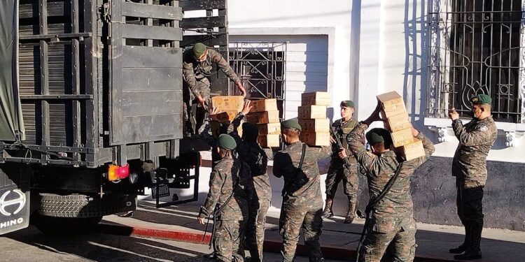 Personal militar apoyó en el traslado de alimentos para adultos mayores. /Foto: Sosep