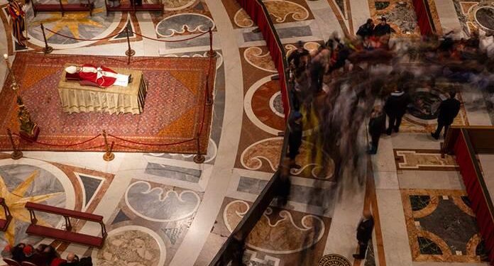 Benedicto XVI tendrá un funeral papal pero con “adaptaciones”