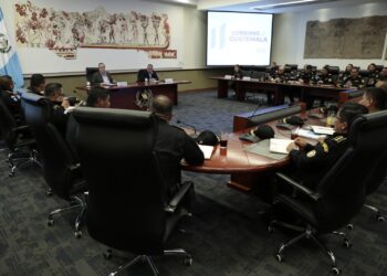 Ejecutivo sostiene reunión de trabajo con comisarios y mandos de la PNC