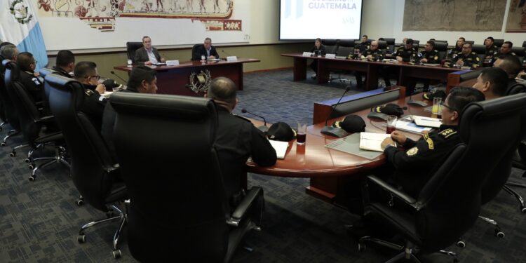Ejecutivo sostiene reunión de trabajo con comisarios y mandos de la PNC