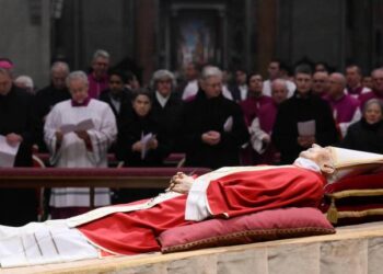 Benedicto XVI es despedido en la basílica de San Pedro
