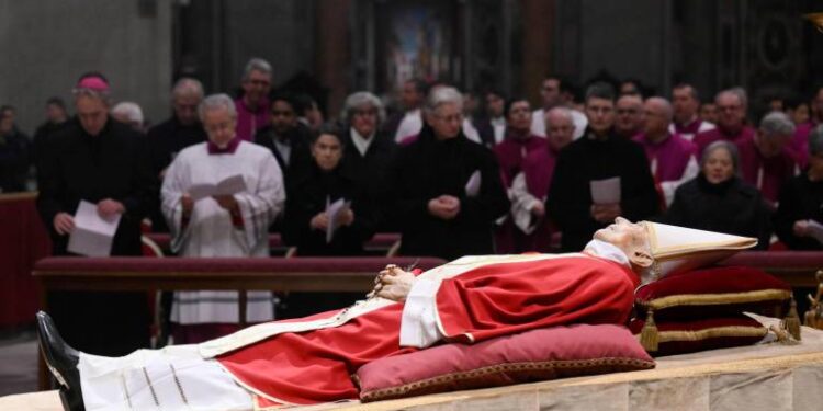Benedicto XVI es despedido en la basílica de San Pedro